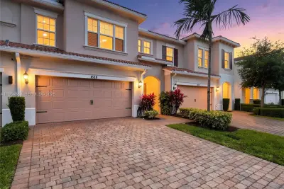 1628 Myrtle Oak Ter, Hollywood: photo 1 of 52