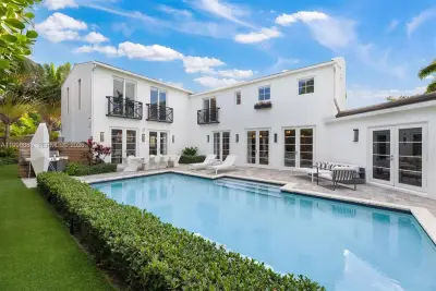 2887 Pine Tree Dr, Miami Beach: photo 1 of 43