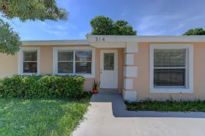 314 NW 12th Ave, Delray Beach: photo 1 of 18