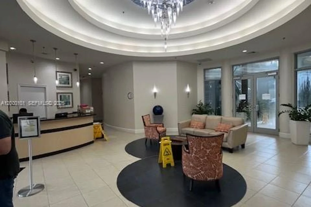 Condo in Hollywood: photo 1 of 73
