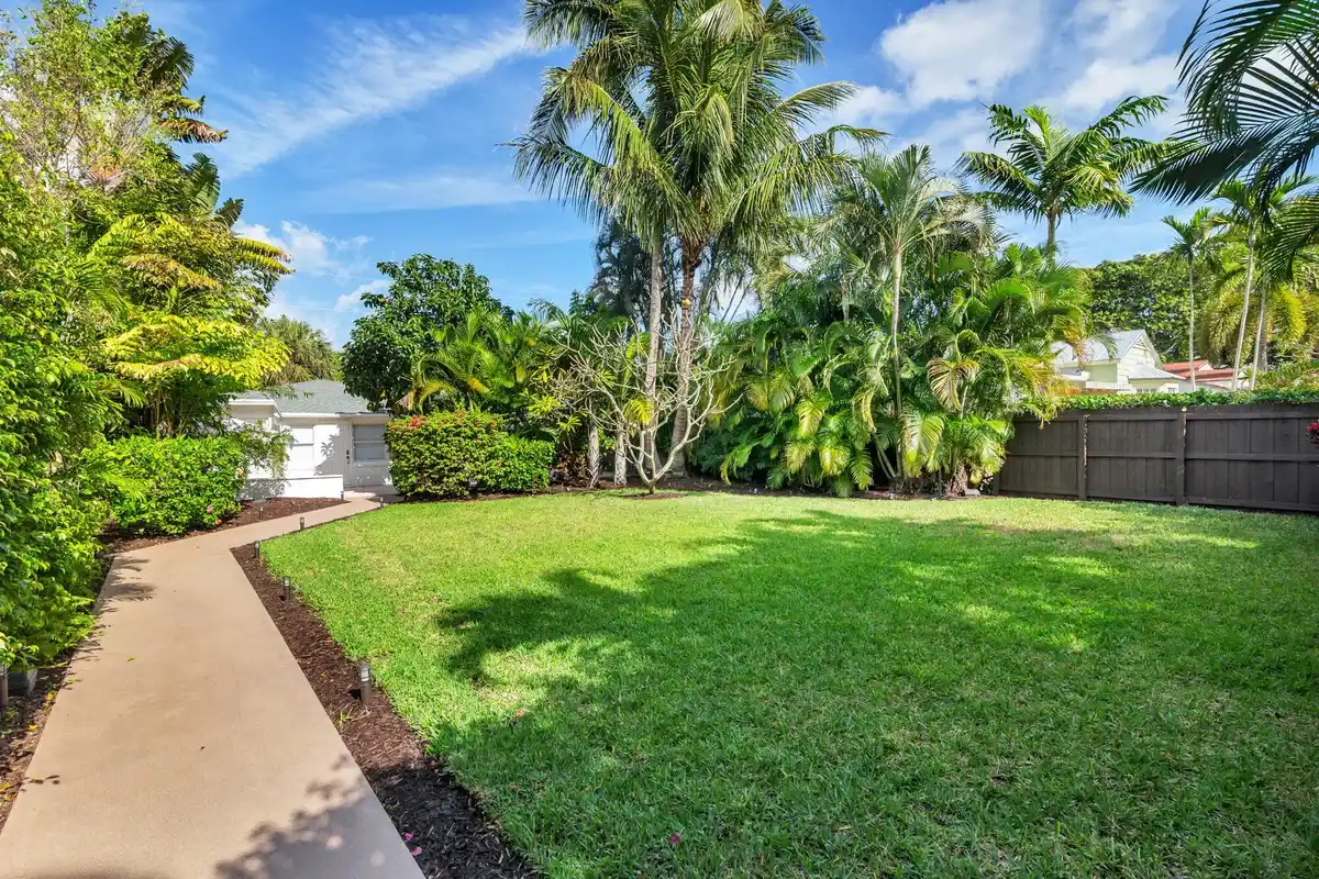 439 28th St, West Palm Beach: photo 1 of 32
