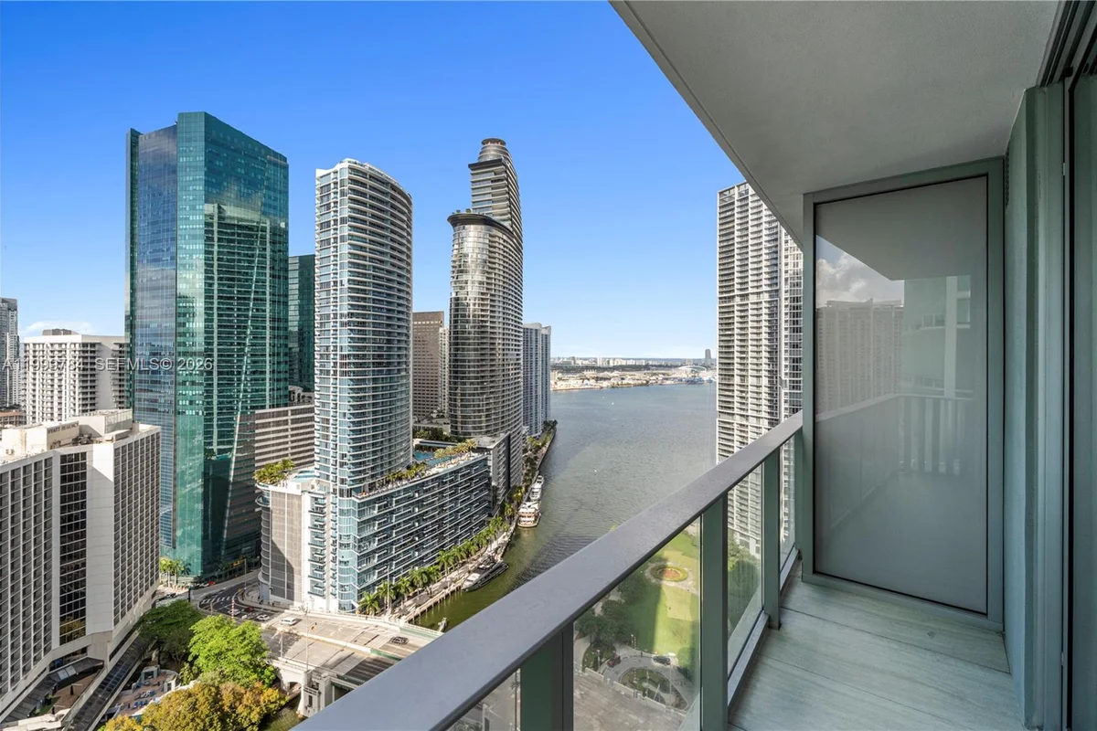 77 SE 5th St #3304, Miami: photo 1 of 21