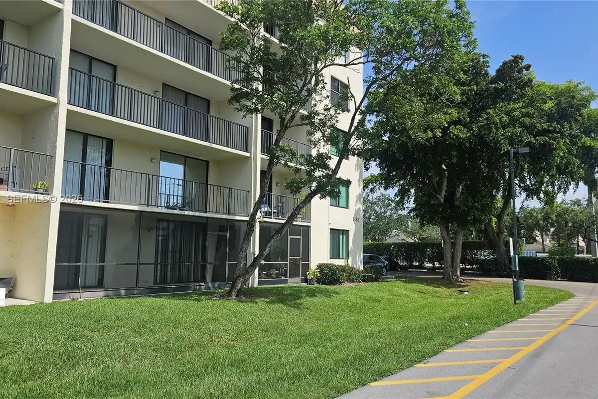 Condo in Tamarac: photo 1 of 15