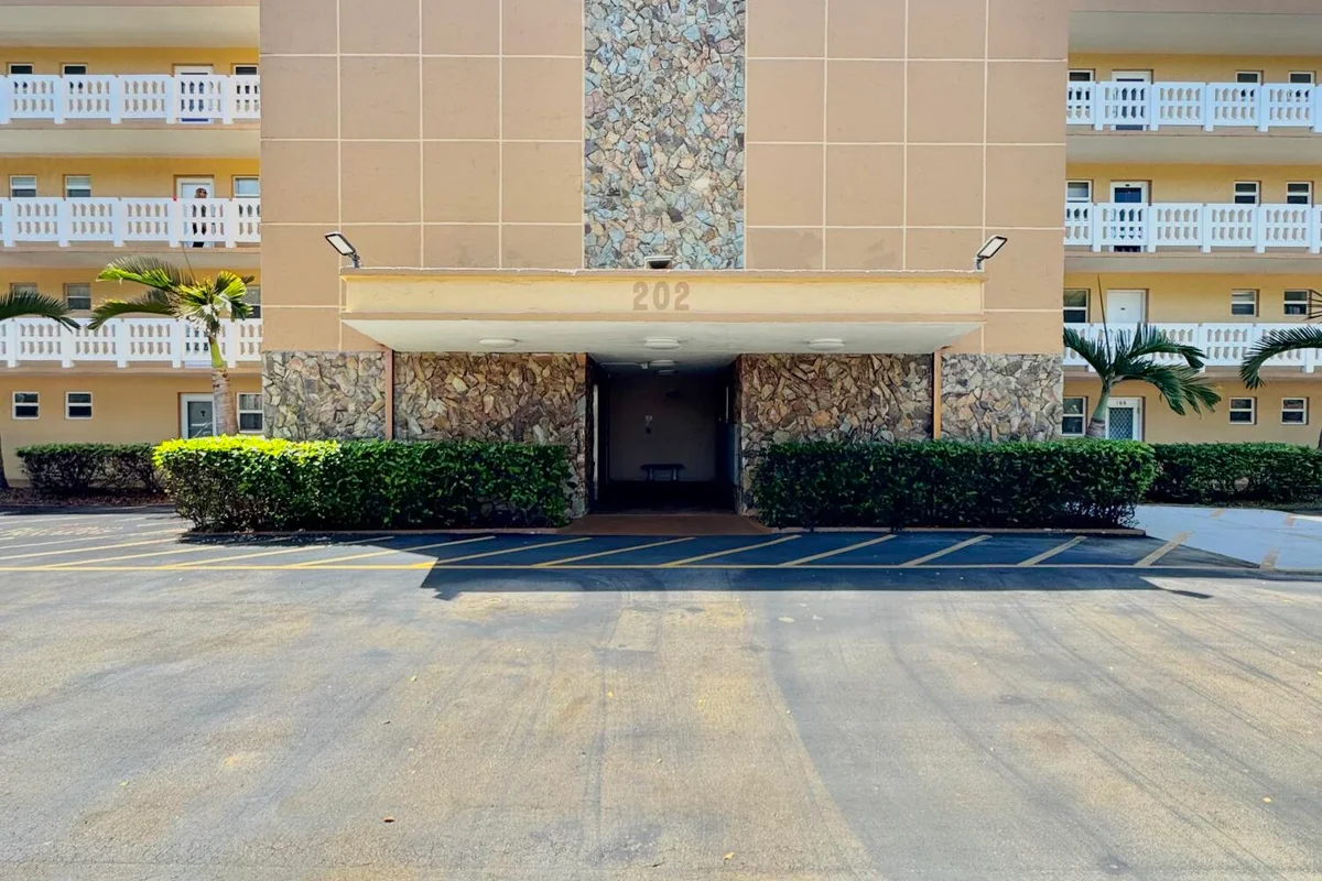 202 SE 10th St #105, Dania Beach: photo 1 of 22