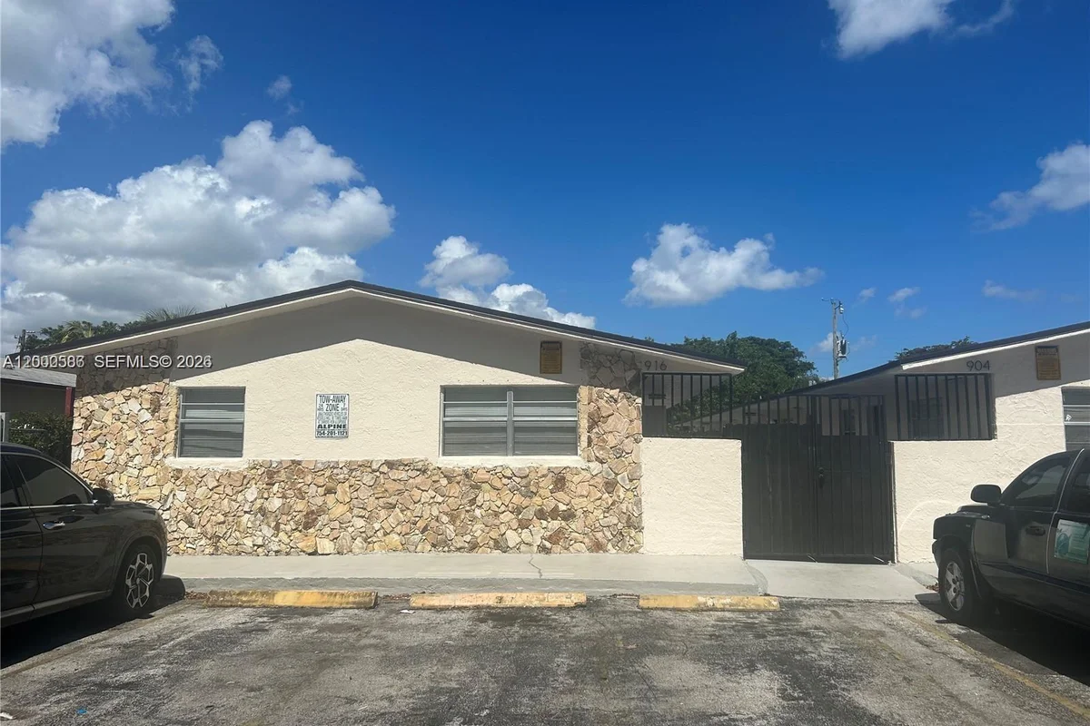 916 SW 10th St, Hallandale Beach: photo 1 of 10