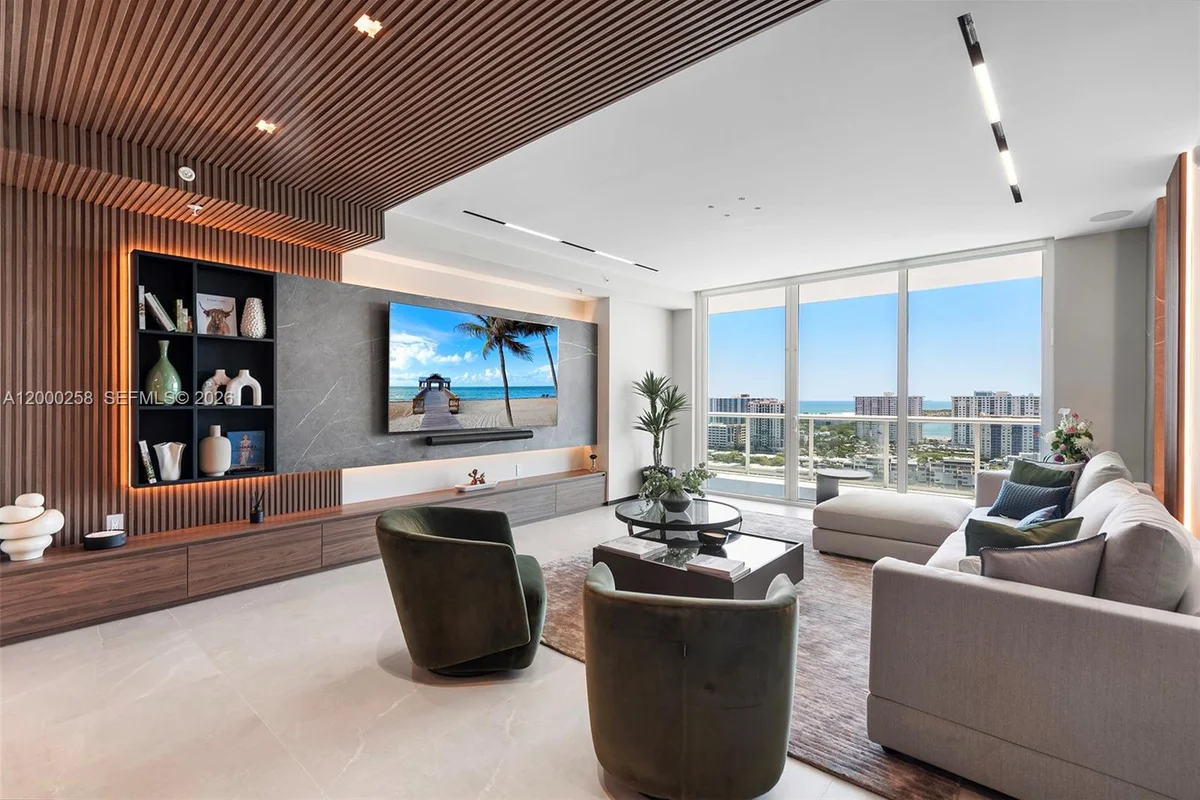 House in Sunny Isles Beach: photo 1 of 21