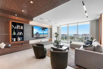 House in Sunny Isles Beach: photo 1 of 21