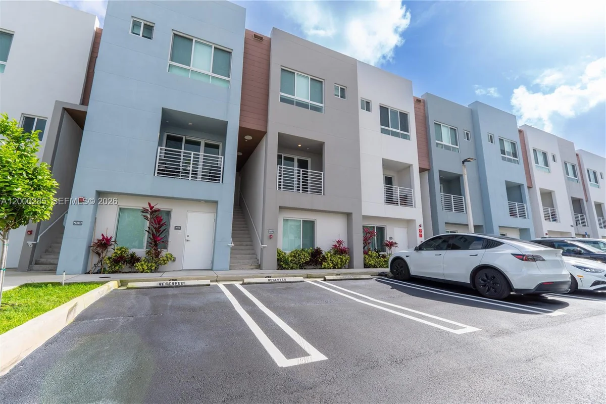 2505 NE 193rd St #4215, Miami: photo 1 of 40