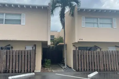 8741 NE 4th Ave Rd, Miami Shores: photo 1 of 22