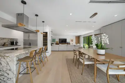 70 Samana Dr, Miami: photo 1 of 25