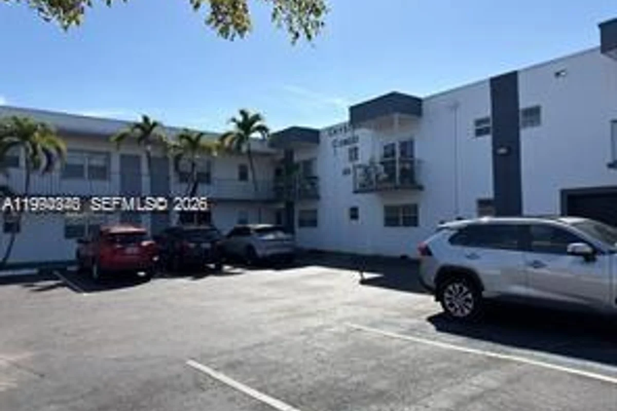 30 SE 4th Ave #109, Hallandale Beach: photo 1 of 10