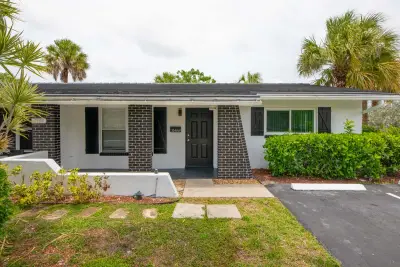 7546 NW 44th Ct, Coral Springs: photo 1 of 12