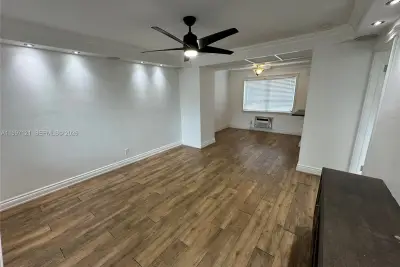 2000 Buchanan St #3, Hollywood: photo 1 of 10