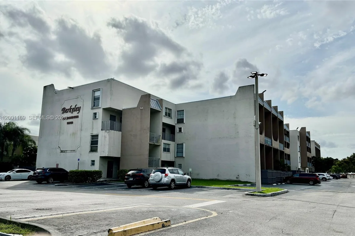 10900 SW 104th St #303, Miami: photo 1 of 41