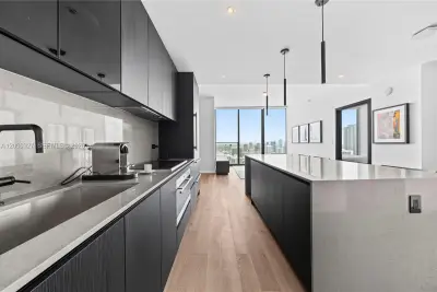 20 NE 11th St #4502, Miami: photo 1 of 36