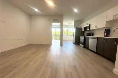20 NE 19th Ave #304, Pompano Beach: photo 1 of 12