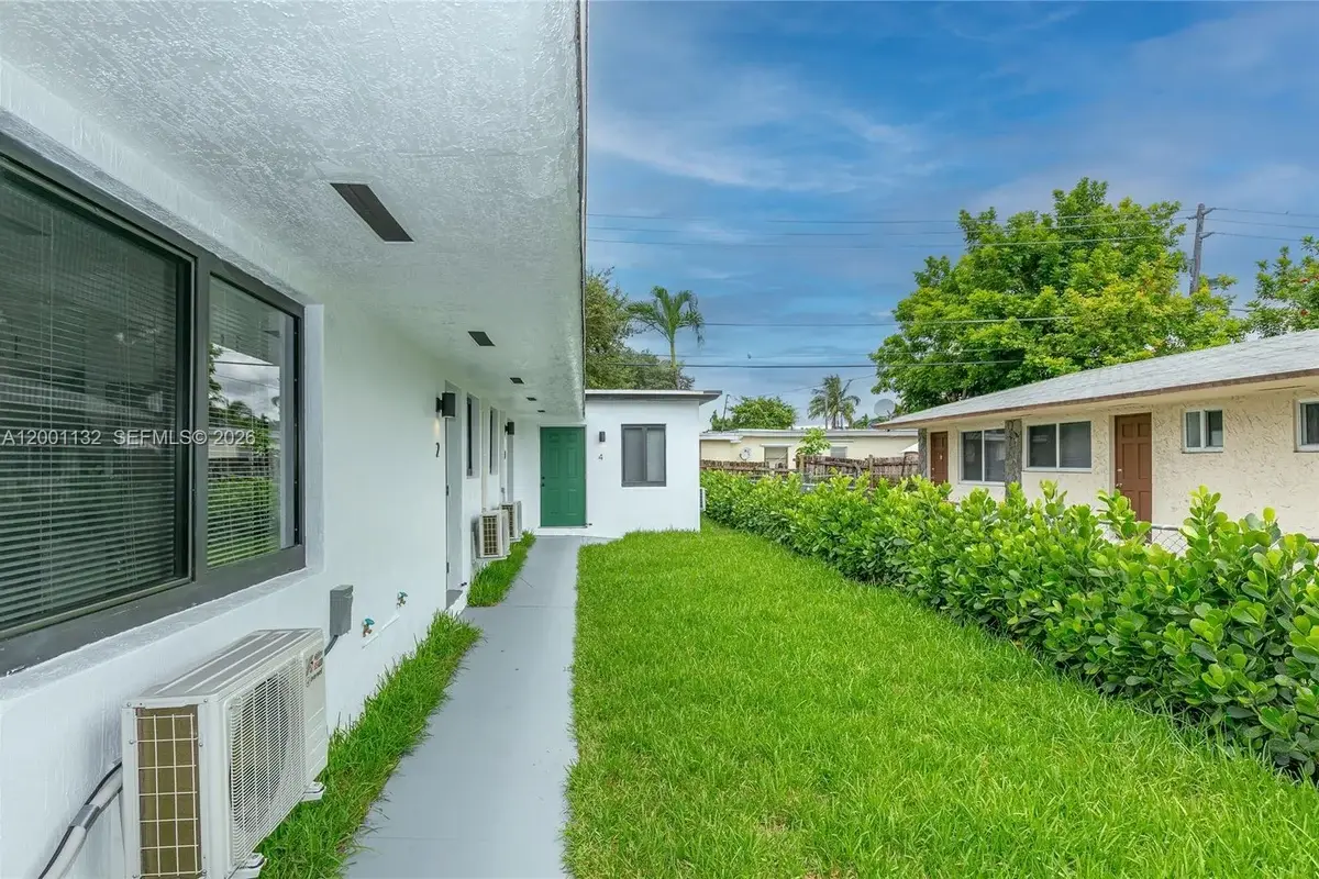 6125 SW 40th Ct #4, Miramar: photo 1 of 15