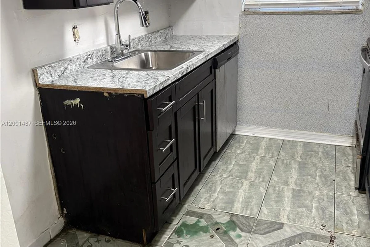 270 NE 142nd St #14A, Miami: photo 1 of 8