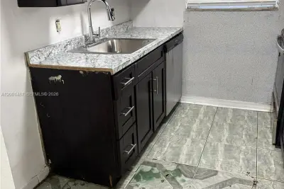 270 NE 142nd St #14A, Miami: photo 1 of 8