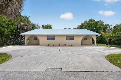 9484 Sun Ct, Palm Beach Gardens: photo 1 of 19