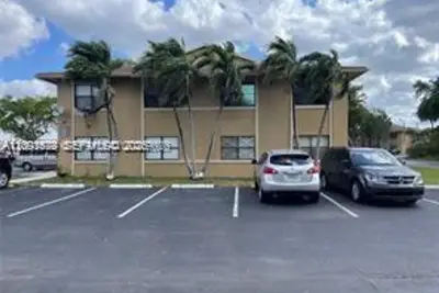 2605 W 67th Pl #23-10, Hialeah: photo 1 of 13