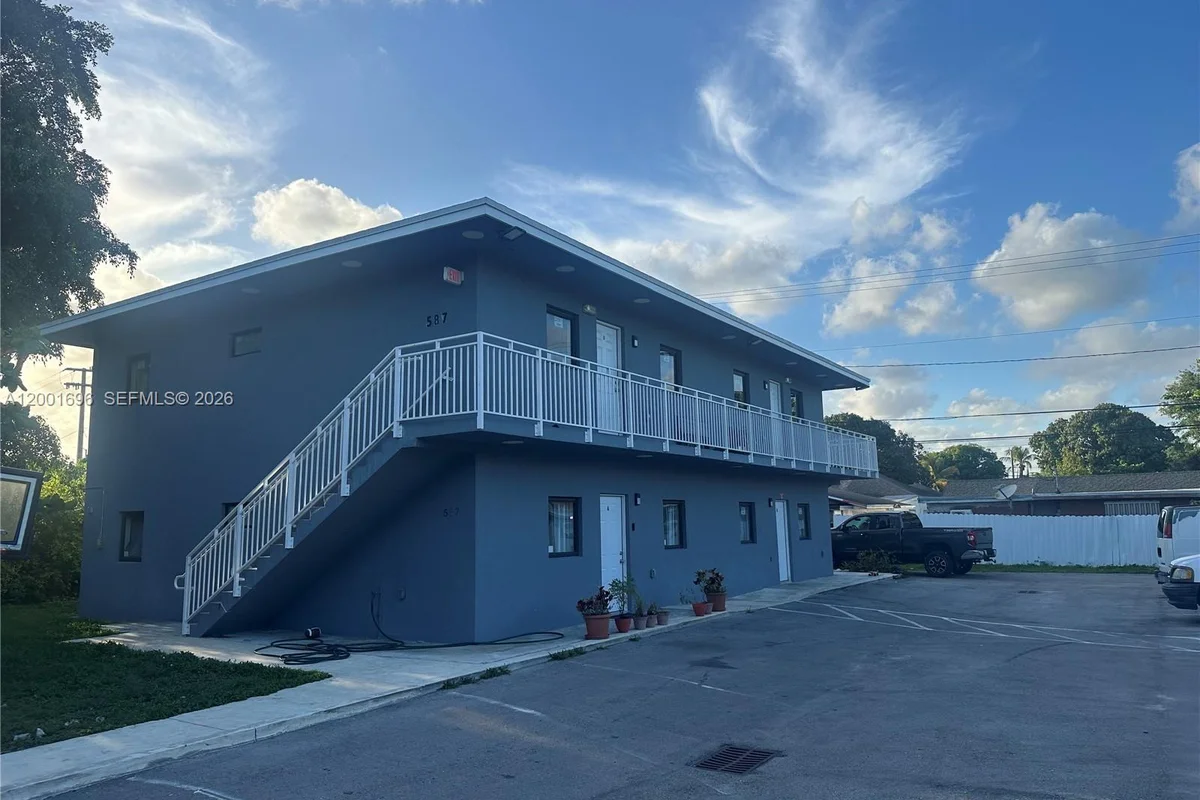 587 NW 100th St #C, Miami: photo 1 of 10