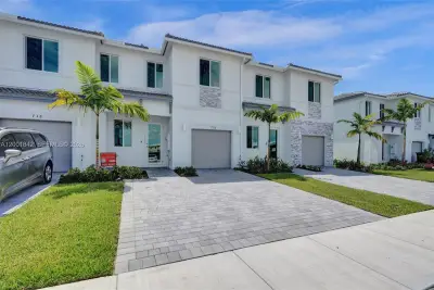 732 SE 13th Ct, Homestead: photo 1 of 48