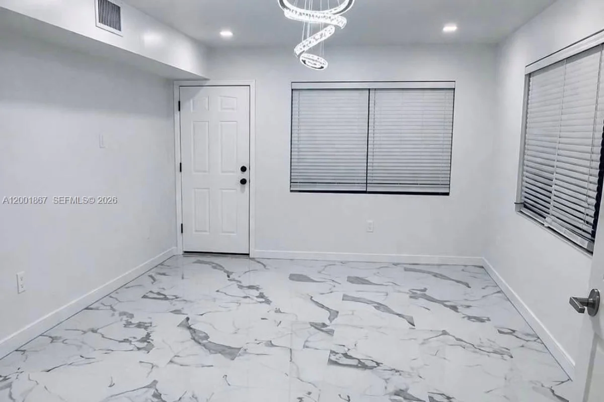 1629 Mayo St, Hollywood: photo 1 of 14