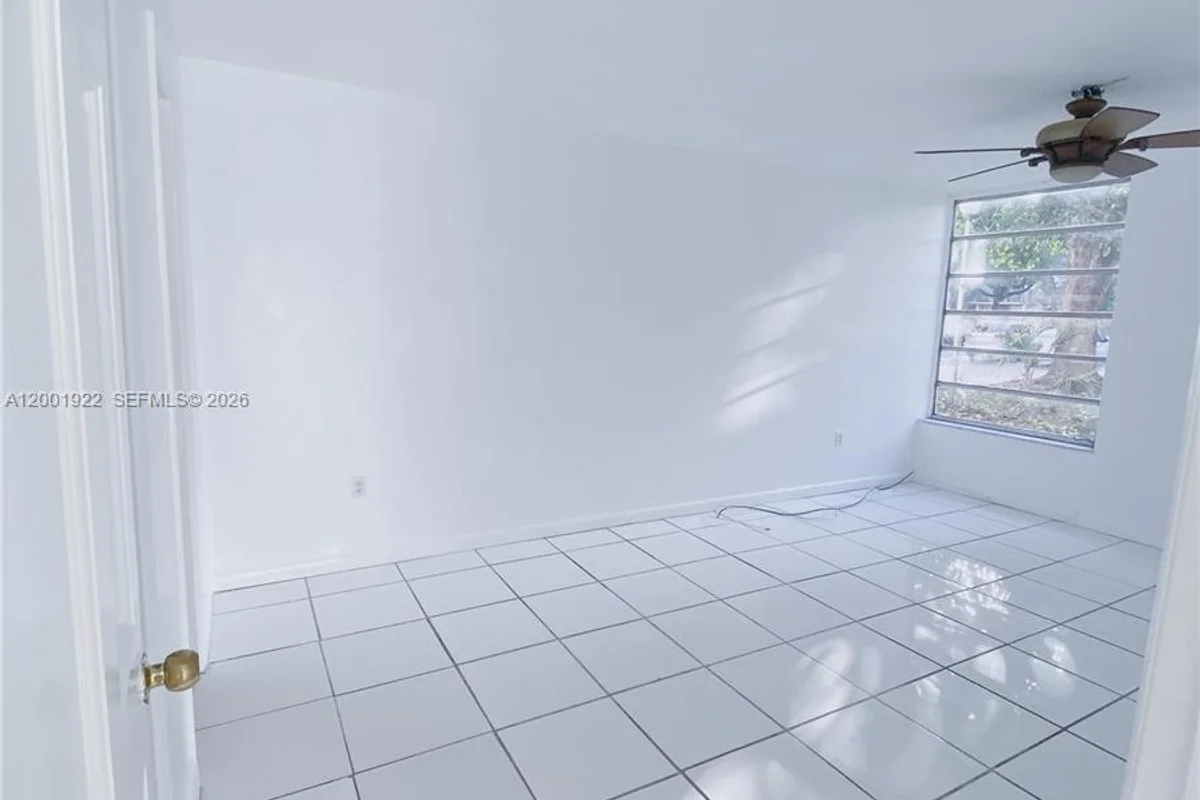 870 NW 87th Ave #110, Miami: photo 1 of 10