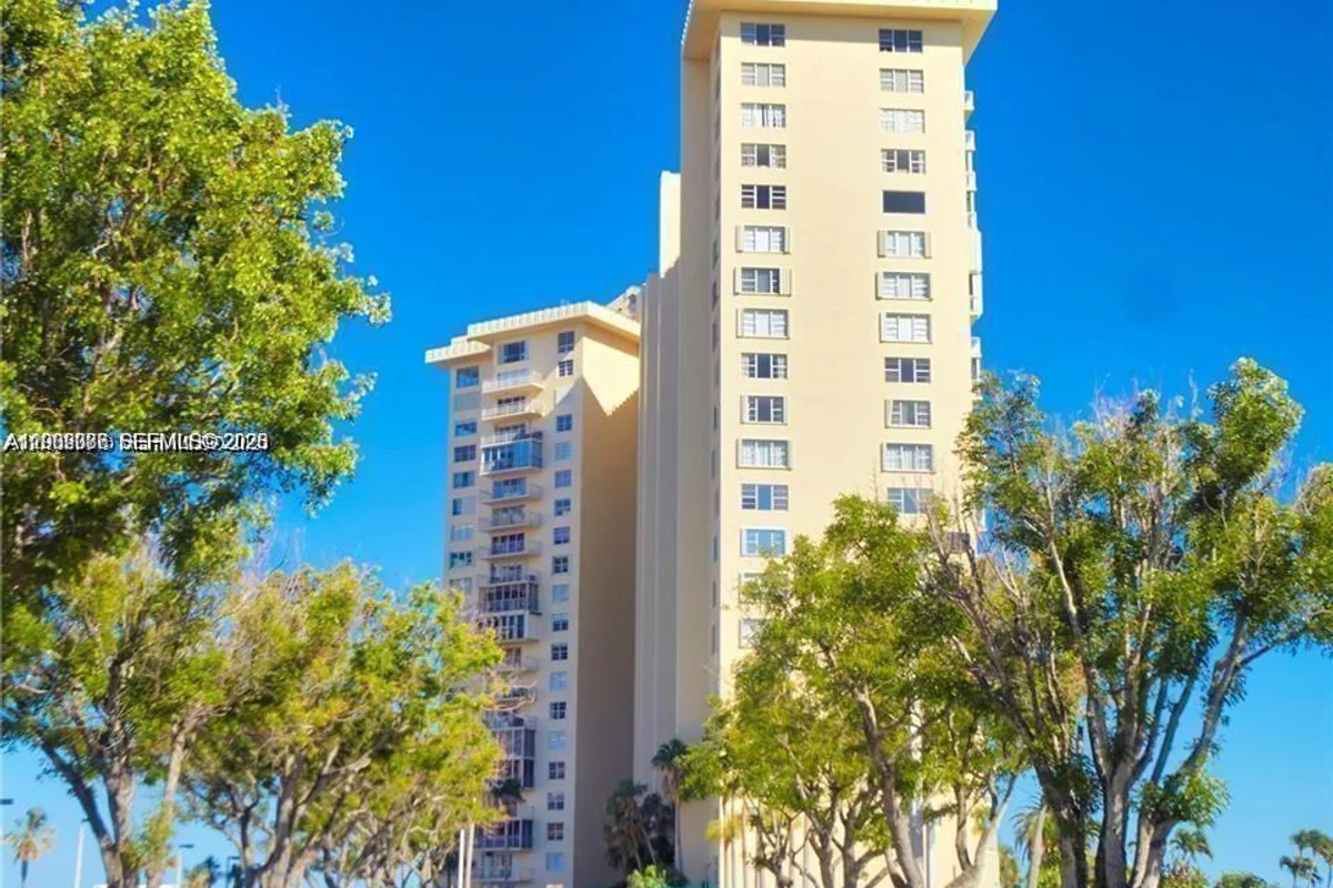 11111 Biscayne Blvd #18E, Miami: photo 1 of 13
