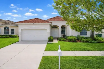 690 SE 30th Dr, Homestead: photo 1 of 28