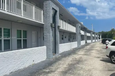 2225 NE 123rd St #204, North Miami: photo 1 of 8