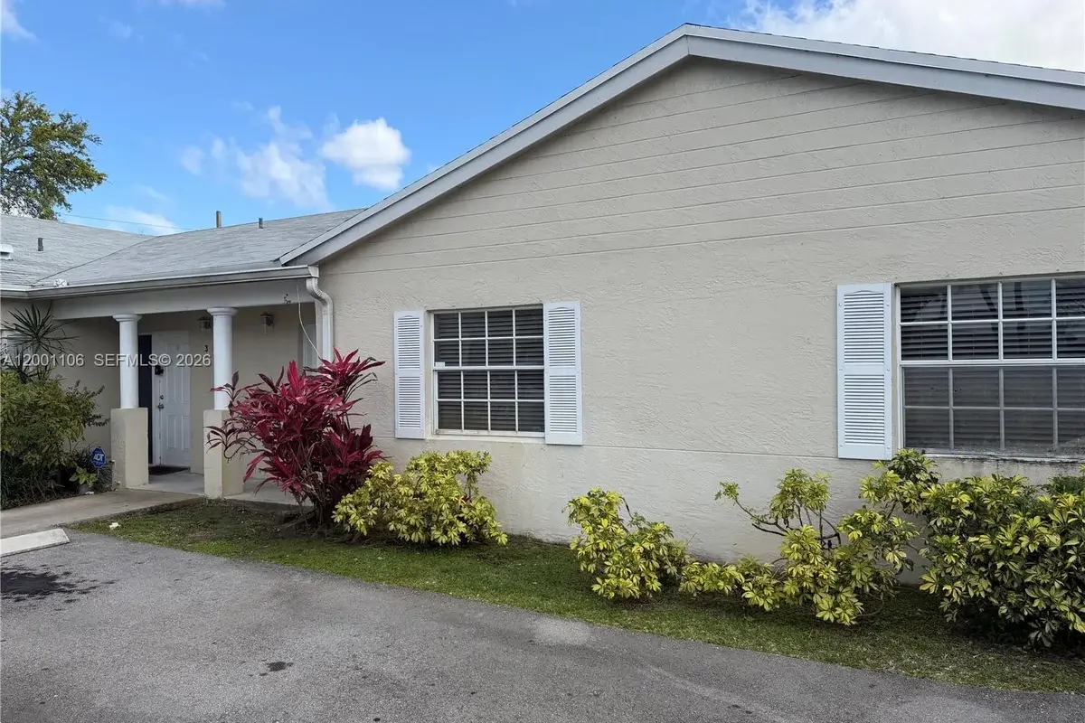 960 NE 214th Ln #04, Miami: photo 1 of 17