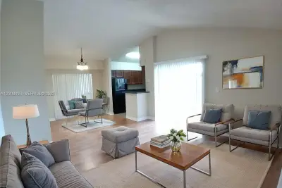 Condo in Tamarac: photo 1 of 9