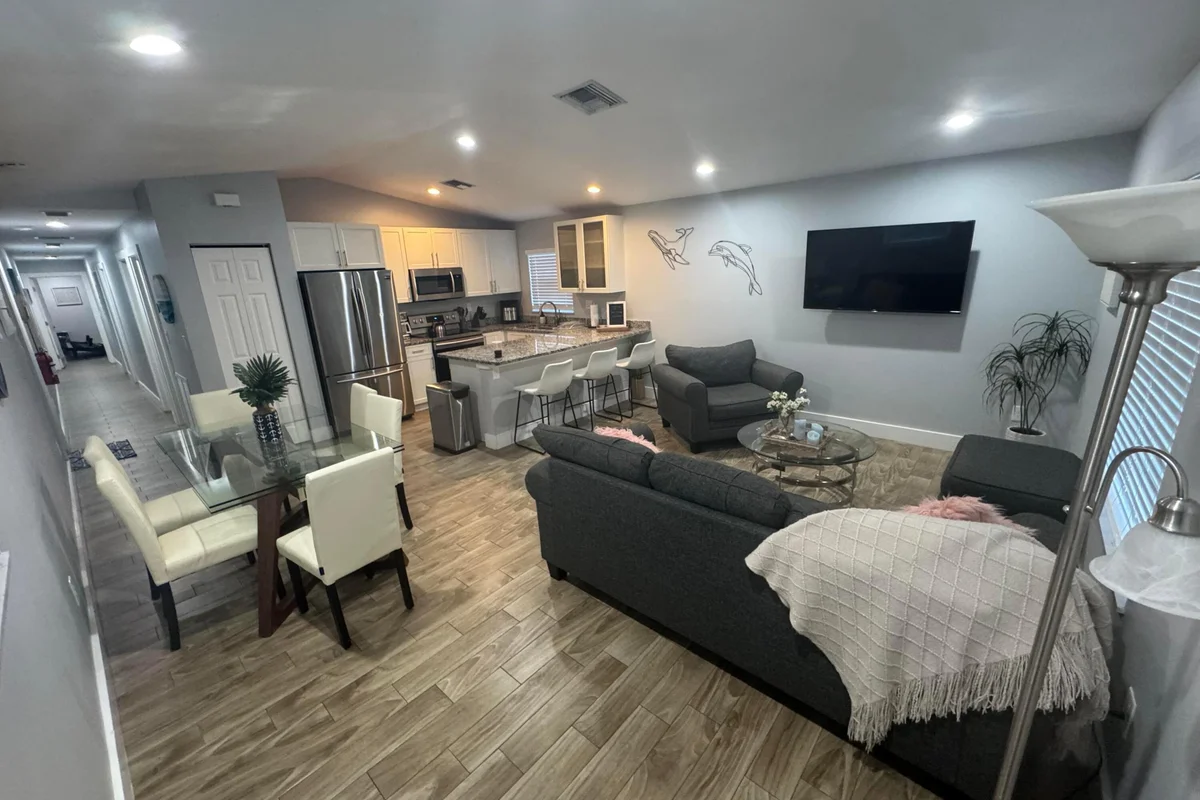 601 N E St, Lake Worth Beach: photo 1 of 31