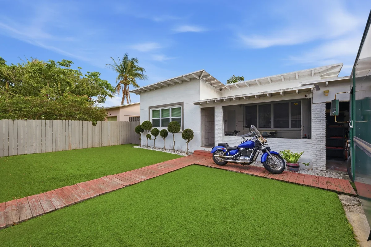 516 SW 15th St #1-1, Fort Lauderdale: photo 1 of 37
