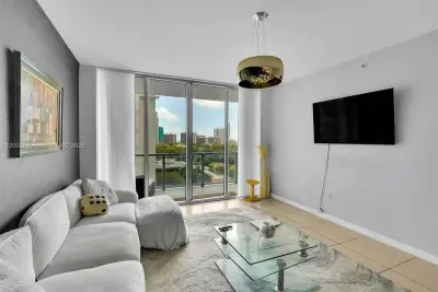 79 SW 12th St #1605, Miami: photo 1 of 30