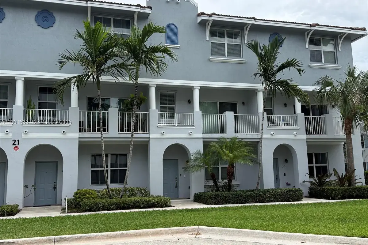 Townhouse in Boynton Beach: photo 1 of 48