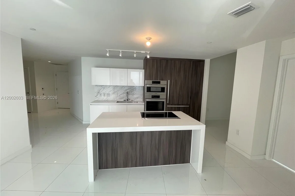 851 NE 1st Ave #3103, Miami: photo 1 of 52