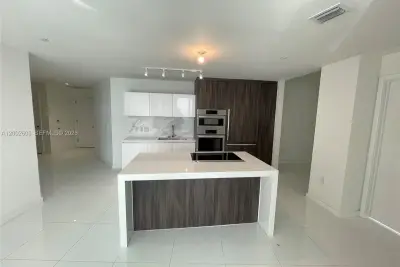851 NE 1st Ave #3103, Miami: photo 1 of 52