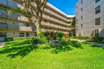 1100 Colony Point Cir #105, Pembroke Pines: photo 1 of 31