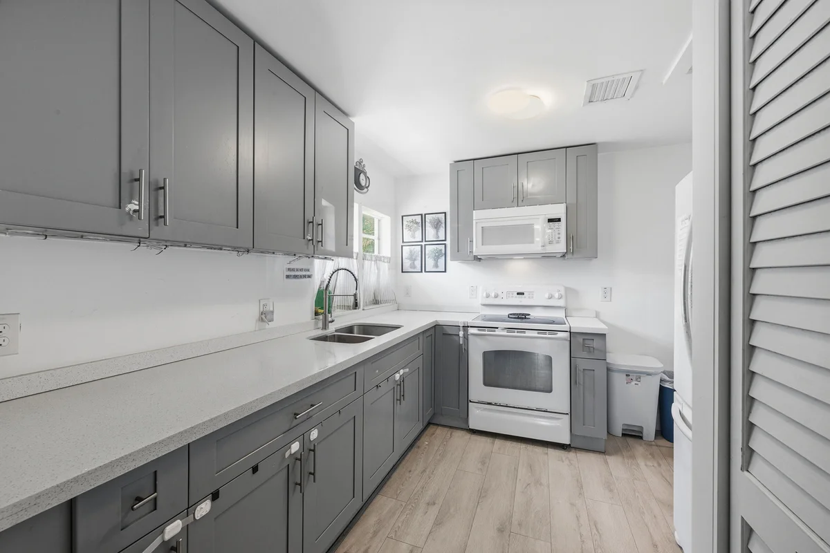 7700 NE 1st Ct, Miami: photo 1 of 34