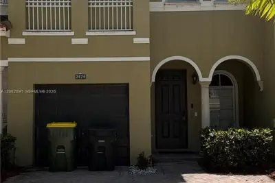 Townhouse in Homestead: photo 1 of 23