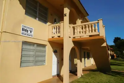135 NE 202nd Ter #N4, Miami Gardens: photo 1 of 6