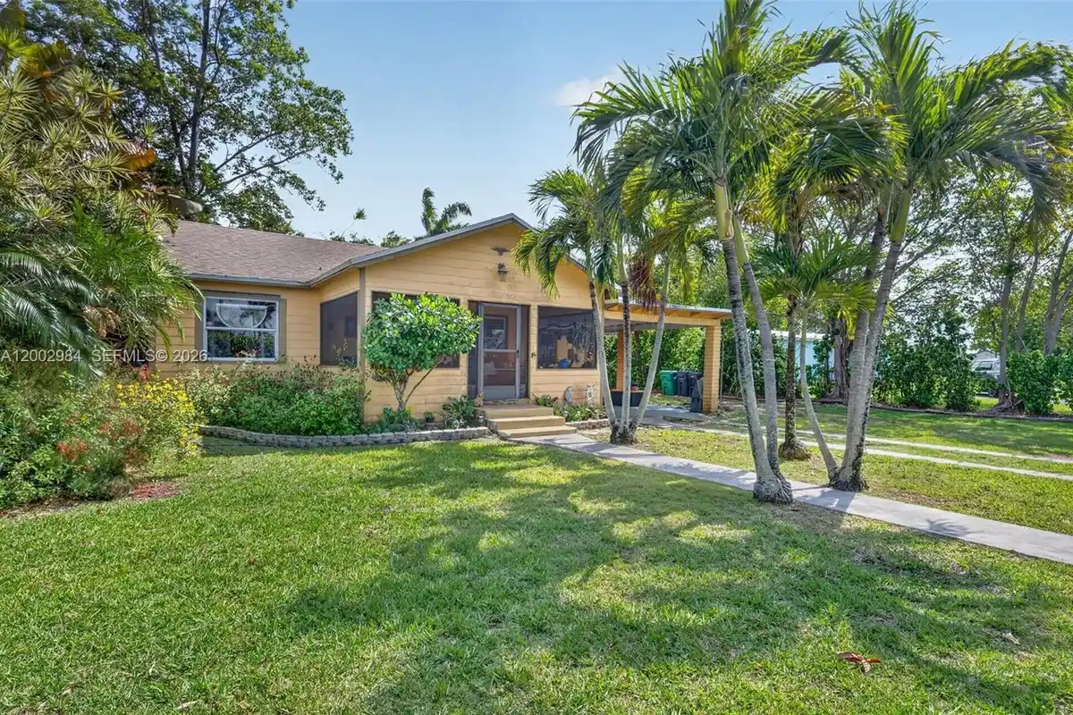 1490 NW 8th St, Homestead: photo 1 of 59
