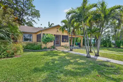 1490 NW 8th St, Homestead: photo 1 of 59