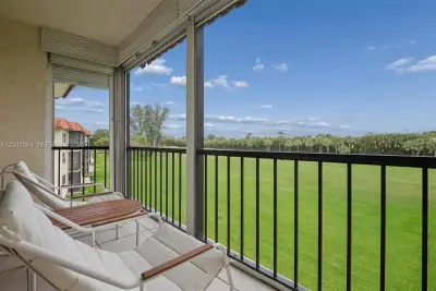 Condo in Pembroke Pines: photo 1 of 29