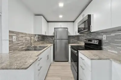 606 W 81st St #120, Hialeah: photo 1 of 14