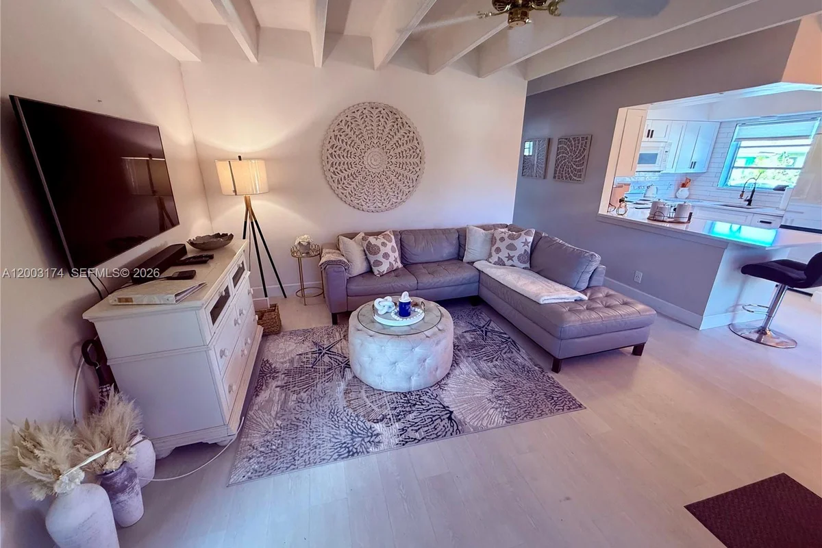 115 S C St #101, Lake Worth: photo 1 of 10