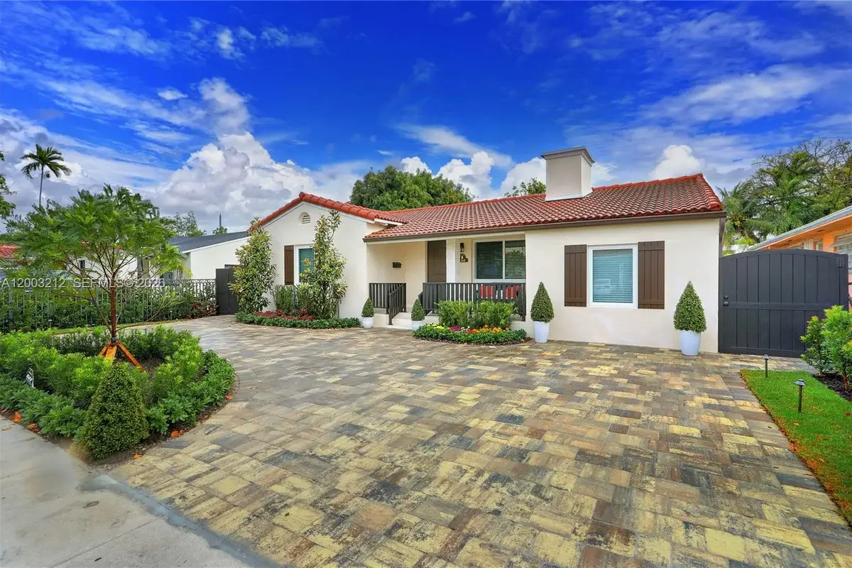 2368 SW 21st St, Miami: photo 1 of 8